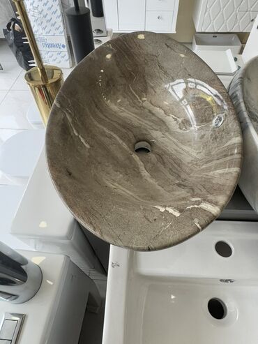 Hamam üçün aksessuarlar: Oval formalı, boz rəngli, mərmərdən hazırlanmış lavabo. Fərqli