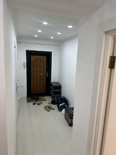 Тарелки: Kirayə üçün mənzil – işıqlı və səliqəli planlaşdırma - Geniş dəhliz
