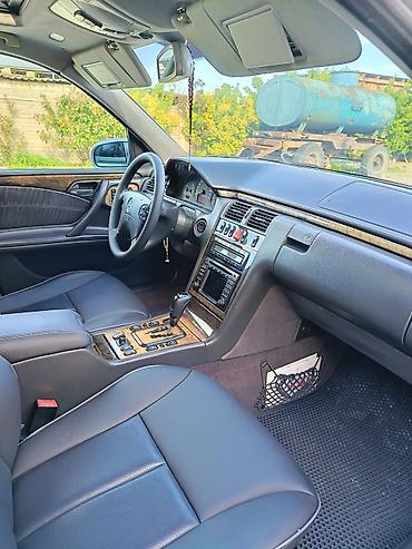 Mercedes-Benz: Mercedes-Benz E 320: 3.2 l | 2000 il Sedan — 8