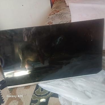 led: Телевизор LED, диагональ примерно 32–40". Тонкая передняя рамка, ножки — 2