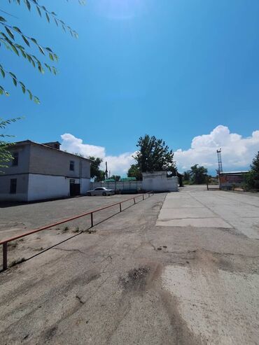 Продажа квартир: Продаётся участок со складскими помещениями в г. Кара-Балта, ул