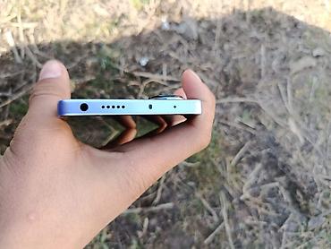 Другие мобильные телефоны: Смартфон с большим безрамочным дисплеем с отверстием под фронтальную — 2