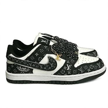 buzz nike dunk: Patike niske siluete, crno–bele, sa monogram printom preko celog — 1