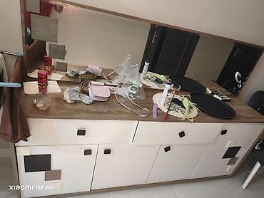 samdanlar: Qonaq otağı üçün mebel dəsti Tərkibi: - Geniş güzgülü konsol: üstü — 2