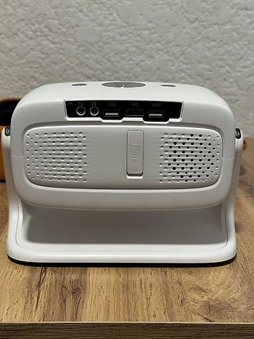 mini pc: Компактный портативный проектор с поворотной подставкой и защитным — 4
