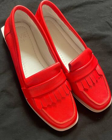 обувь для девочек: 1100✅ Размер:37 Браза за 2600 Новые, очень классного качества😉 Прчина