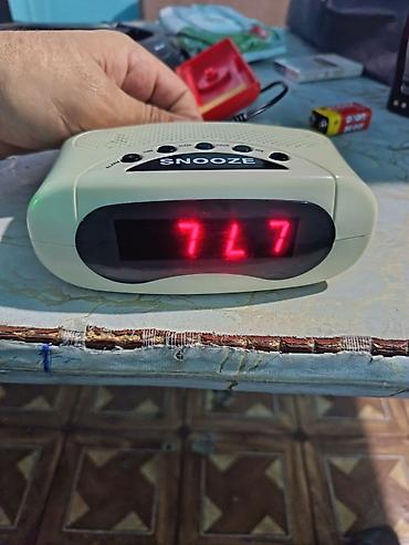 blu ray disk: Rəqəmsal saatlı radio (LED ekranlı) - Yuxarı hissədə iri “SNOOZE” — 5