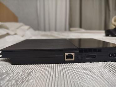 PS2 & PS1 (Sony PlayStation 2 & 1): PlayStation 2 Slim (SCPH seriyası) komplekti Paketdə: - PlayStation 2 — 2
