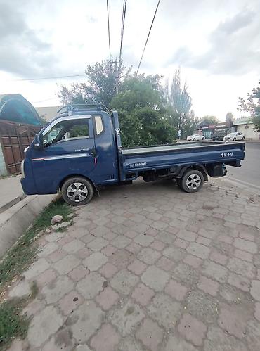byd pro: Hyundai Porter II — малотоннажный бортовой грузовик синего цвета — 1