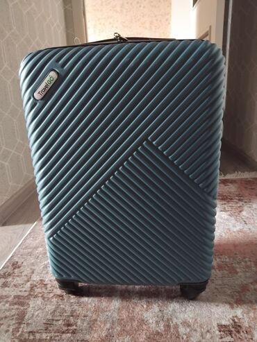 Çantalar: Новый чемодан использовали всего один раз торг уместен доставка до