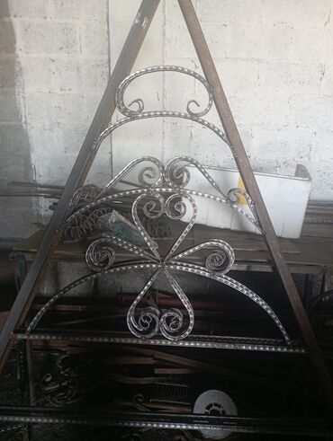 Откатные ворота: Элегантные кованые ворота черного цвета с изящными золотистыми — 5