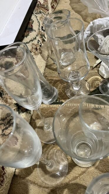 Посуда: Предлагается набор различной посуды, включающий круглые и квадратные — 11