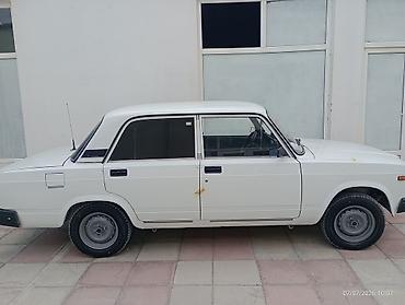 VAZ 2107 sedan – ağ rəng, 4 qapı, arxaqapıdan ötürücü (RWD). Mexaniki