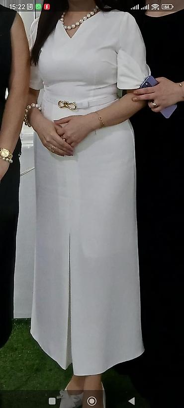 mirvari muncuq: Ağ rəngli zərif qadın paltarı - Model: sadə və klassik kəsim, V-yaxa — 1