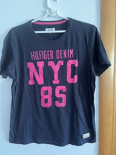 cotton nis: Tommy Hilfiger Denim majica kratkih rukava, veličina XL. Model je u — 1