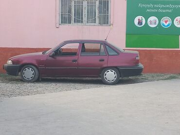 фара на дайво нубира: Седан Daewoo Nexia бордового цвета, оснащенный четырьмя дверями и