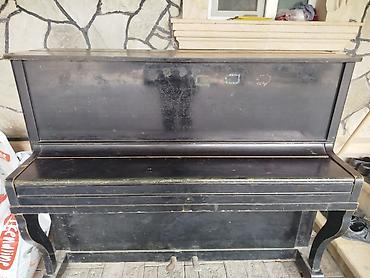 Musiqi alətləri: - Məhsul: Akustik şaquli pianino (upright) - Brend/model: “Ural” — 2