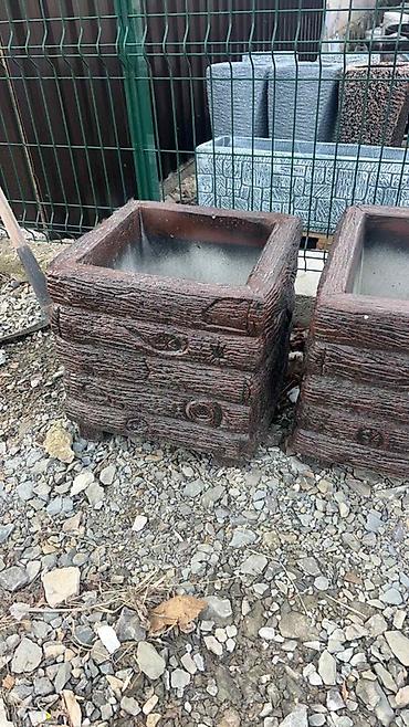 tupperware krpe: Dekorativna betonska žardinjera kvadratnog oblika sa teksturom drveta — 1