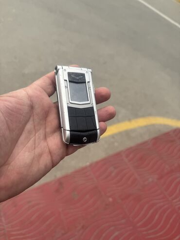 telefon təzə: Vertu Constellation