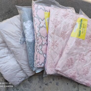 Tekstil: Tek neferlik nazik pakrival hemde yorgan elde cehrayi rengler qalib