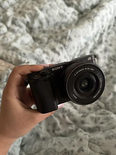 level up: Беззеркальная камера Sony α6400 с комплектным зум-объективом E PZ — 1