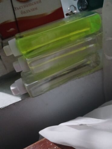 Yemək konteynerləri: Şəffaf plastikdən hazırlanmış, yaşıl rəngli qapaqları olan düzbucaqlı