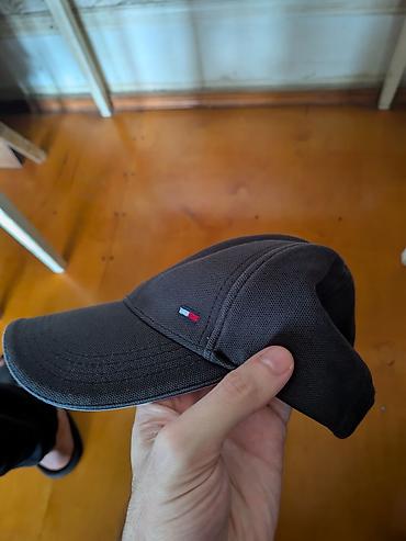 kepka: Original kepkalar. Tommy Hilfiger, Jordan rengi biraz gedib. Boss — 4