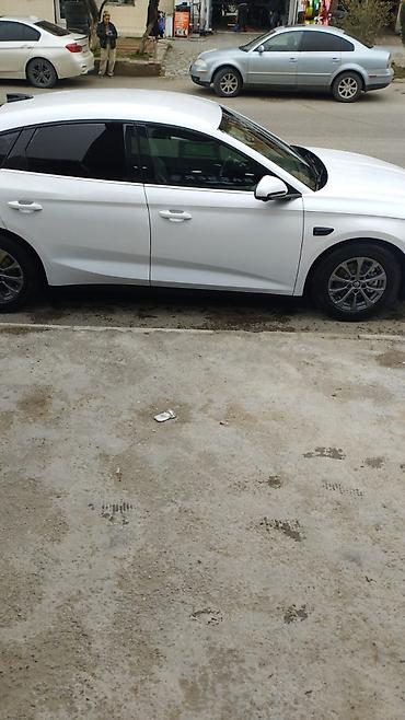 byd satisi: Arenda BYD Qin Plus DM-i sedan - Kuzov: ağ rəng, aerodinamik fastback — 3