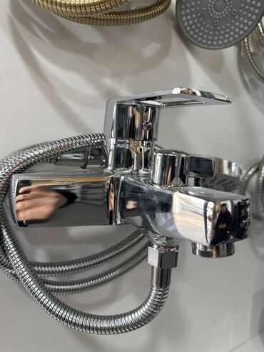 кран для душ: Смеситель для ванны/душа, настенный, однорычажный. Характеристики: -