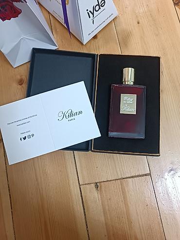 lux premium: Tam Hediyyelik. Kilian Paris – Rolling in Love Eau de Parfum, 50 ml — 1