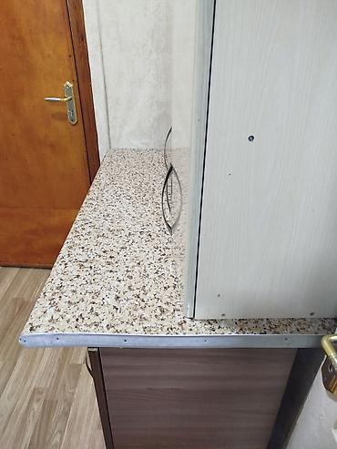 Mətbəx mebeli: Mətbəx dolabı dəsti - Üst hissə: 3 qapılı asma dolab, açıq bej rəngli — 6