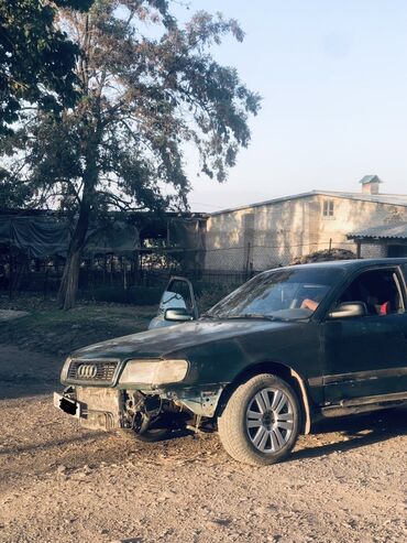 аполлоны р18: Седан Audi 100 с характерным дизайном кузова и передней частью без