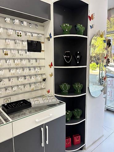 stend vitrin: AİSHA Accessories – zərgərlik və aksessuar mağazası Məhsul — 4