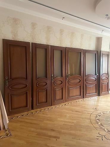 qapilar ve qiymetleri: Tək qapılar 200 cüt olanlar 350 əla vəziyyətdərir. Təmiz qoz — 5