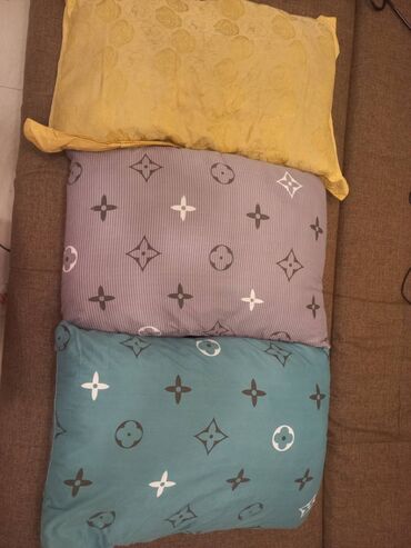подушка для сна: Продаю подушки Б/У Продаю подушки Б/У, в хорошем состоянии. По 600
