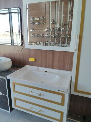 Çanaqlar, tülpanlar: Ağ rəngli hamam mebeli şkafı, iki geniş siyirmə ilə təchiz olunmuşdur