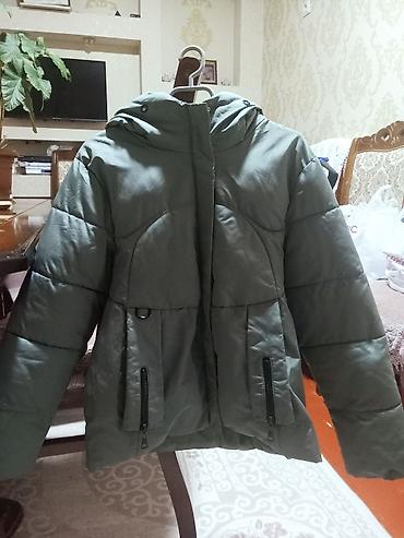 onlayn kurtkalar: Qadın üçün qışlıq paltar – kapüşonlu, boz-yaşıl rəngli şişmə gödəkçə — 2