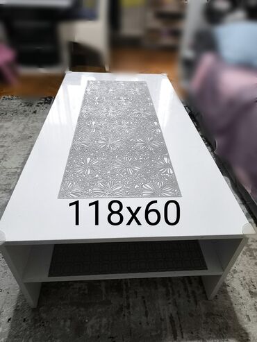 drveni stolovi na rasklapanje: Beli sto za kafu dimenzija 118x60 cm. Sto ima dodatnu policu ispod