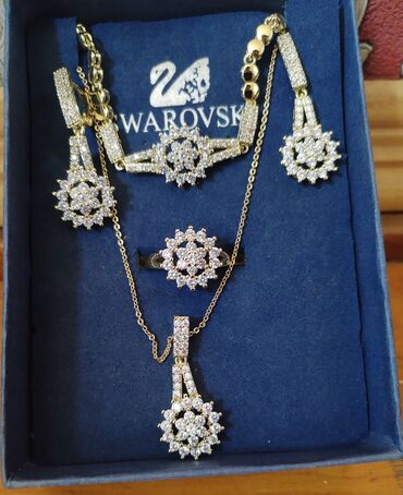 merkezi univermaq qizil: Dəstə daxildir: Üzük, Swarovski