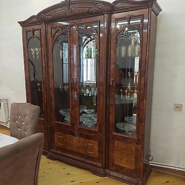komod: Qonaq otağı üçün klassik üslubda mebel dəsti təqdim olunur. Dəstə — 2