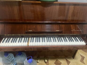 старое пианино 2 серия: Забирайте по вкусной цене 2000 сом старое пианино “ Волжанка” . Можно