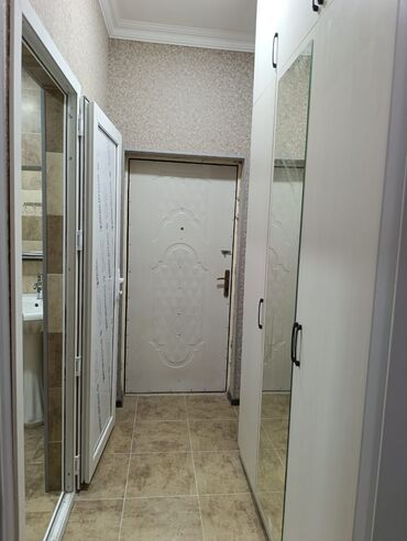 Uzunmüddətli kirayə mənzillər: Studio tipli, mətbəxlə birləşik rahat mənzil. Aşağıdakı mebel və — 9