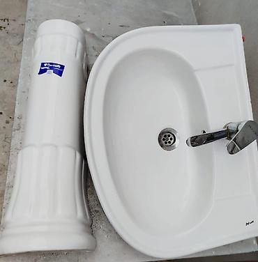 hamam moykasi: Ağ rəngli keramika piyedestal lavabonun komplekti. - Material — 2