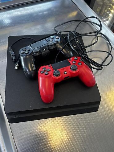 islenmis iphone kreditle: PlayStation 4 Slim konsolu + 2 ədəd DualShock 4 pulti - Model: PS4 — 1