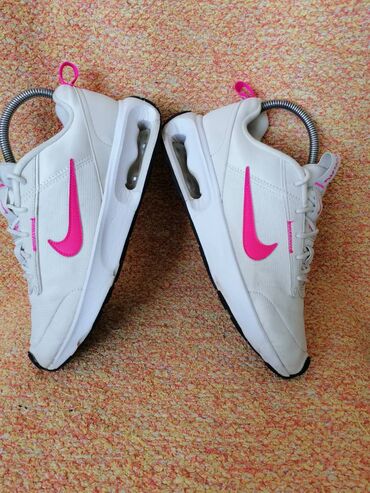 Women's Sneakers and athletic shoes: Nike, 40.5 — 5