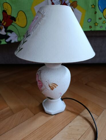 komoda za piće: Prelepa manja lampa. U odličnom je stanju. Za dodatne informacije