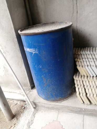 Перила: Mavi metal barel (depo çəni) - Material: qalın metal - Rəng: mavi -