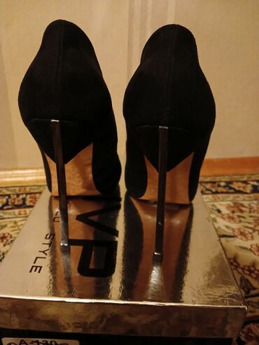 Women's Sneakers and athletic shoes: Qara rəngli yüksək dabanlı qadın tufliləri - Klassik, incə burunlu