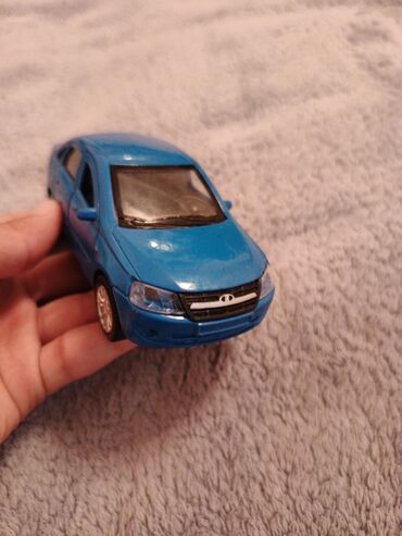 Mavi rəngli Lada Granta model avtomobil oyuncağı. Bu, real Lada Granta