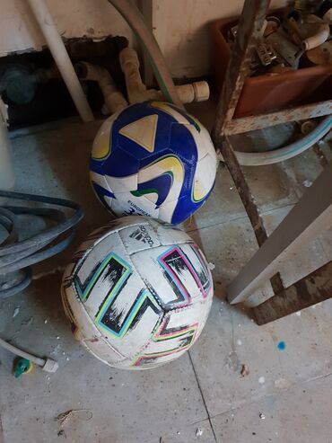 Maskalar, eynəklər: Bu futbol topları müxtəlif dizayn və rənglərə malikdir, bu da onları